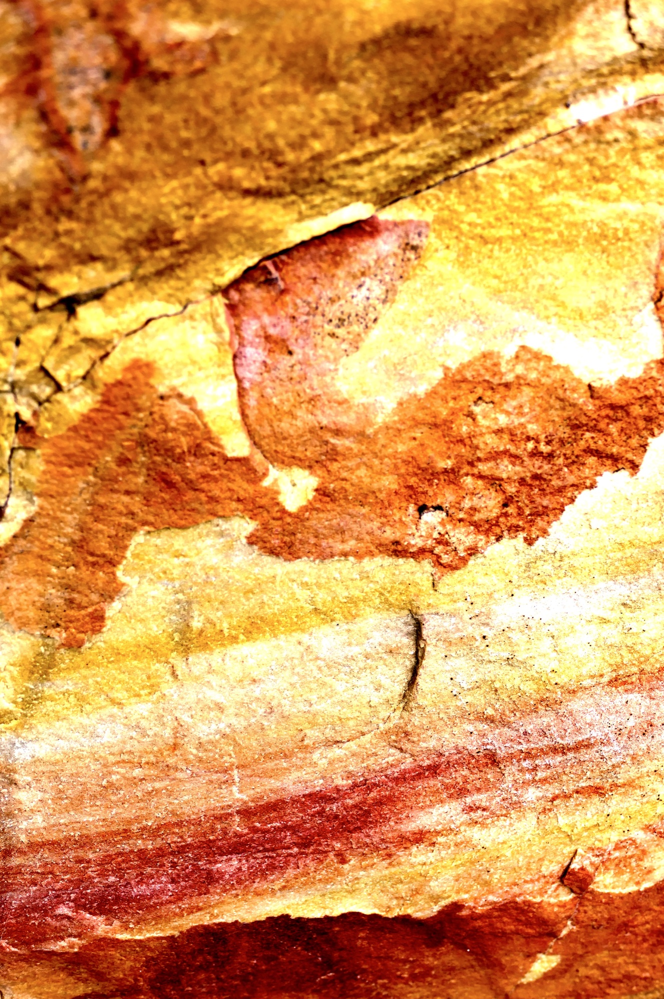 Gestein in Gelb, Orange und Rot