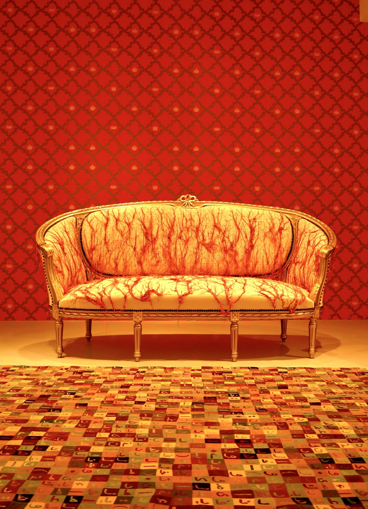 Sofa vor roter Tapete